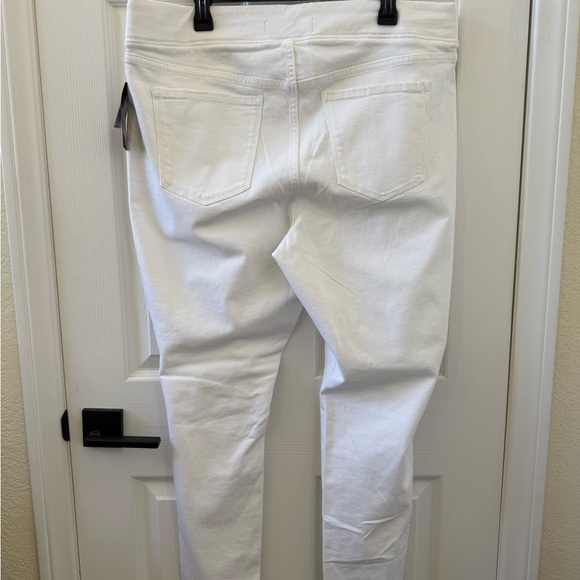 Old Navy Women's White Skinny Jeans - Picture 6 of 6